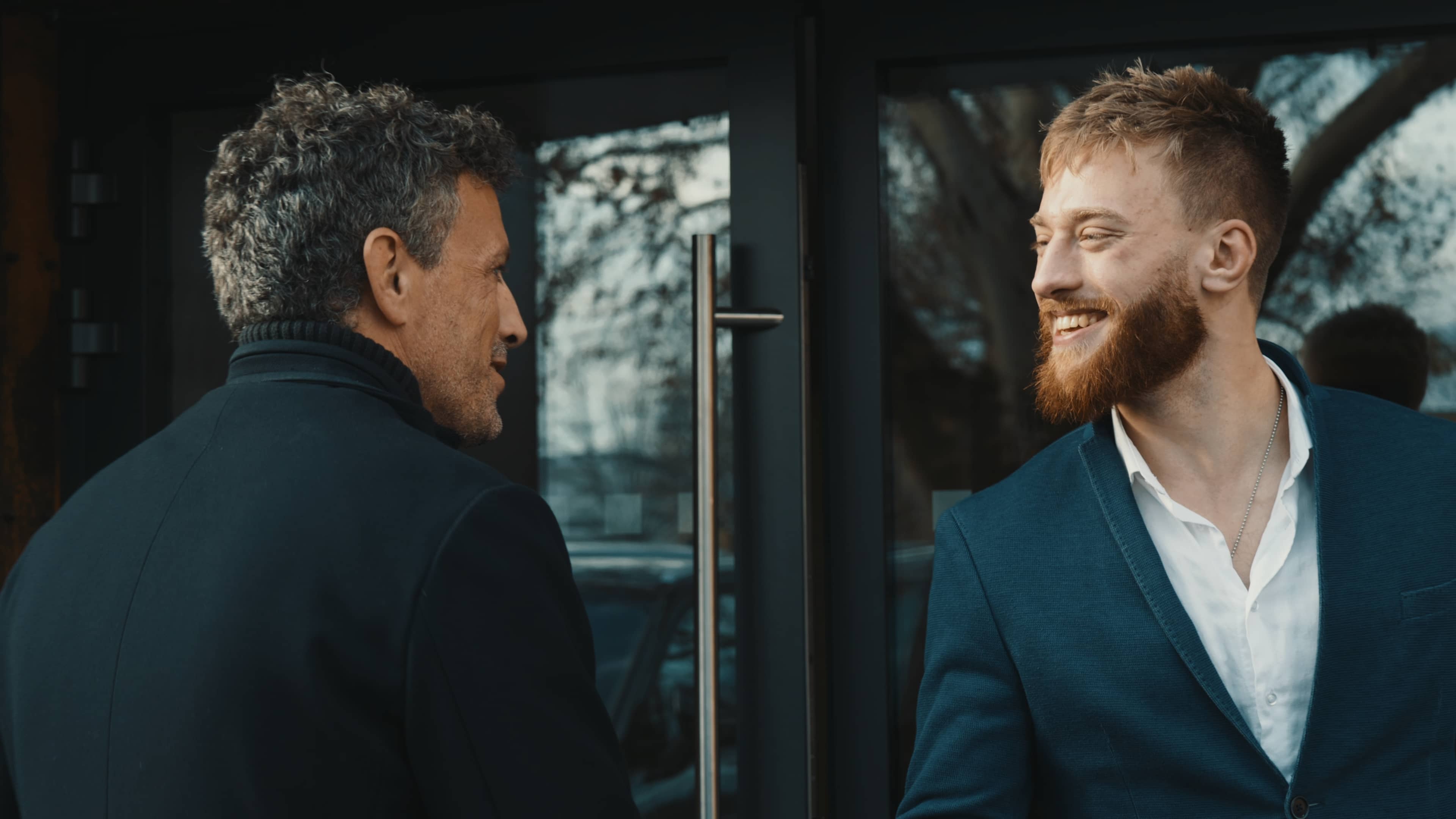 Jednatel společnosti TD Productions, Matěj Vais, si podává ruku s klientem.